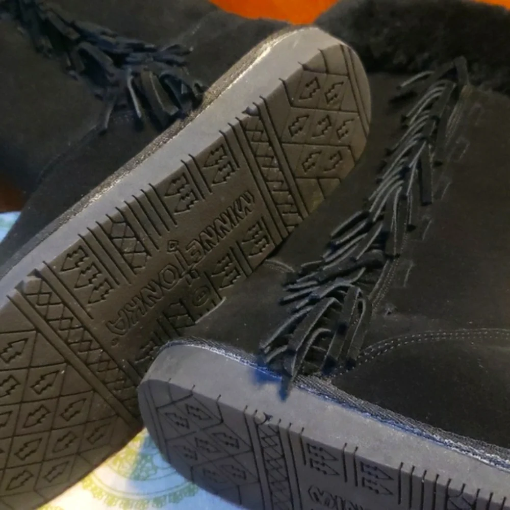 LNWOT! Minnetonka Fringe Boots 8